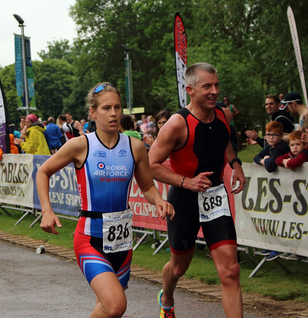 Lucy Nell, segunda mujer rematadora;  Competir por el triatlón Dambuster del equipo RAF Triathlon