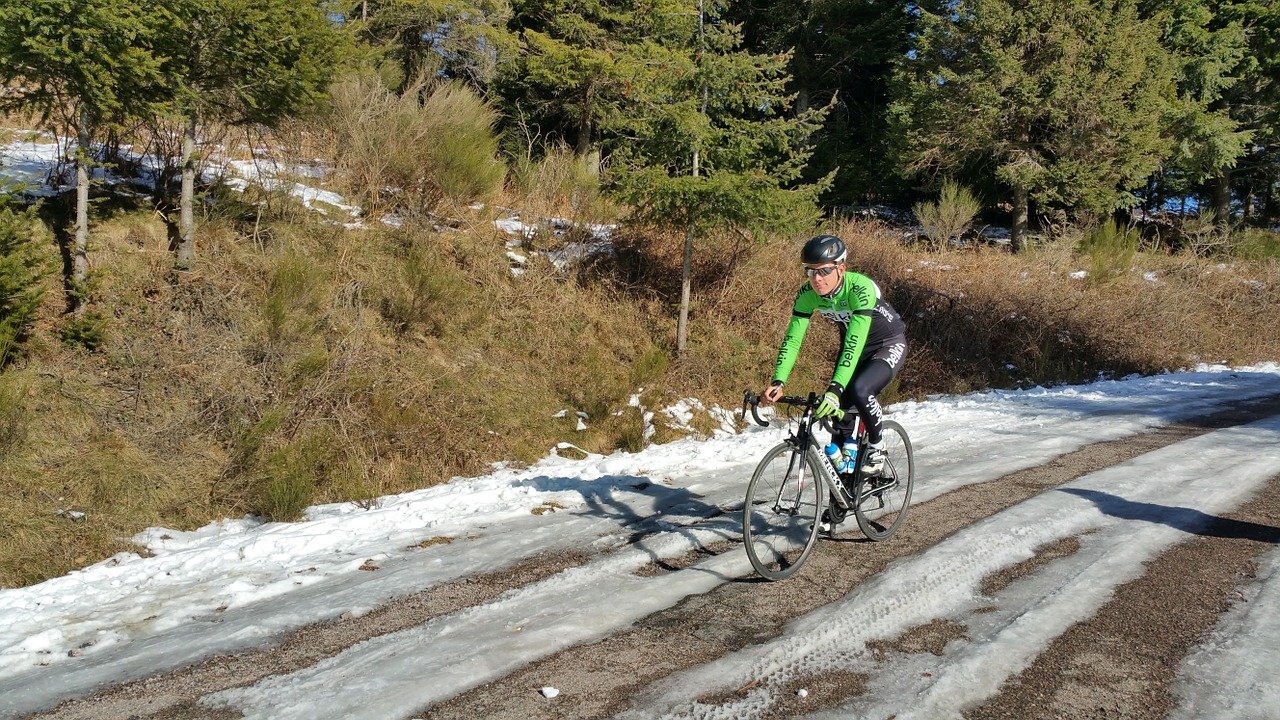 winter-cycling-on-ice-1