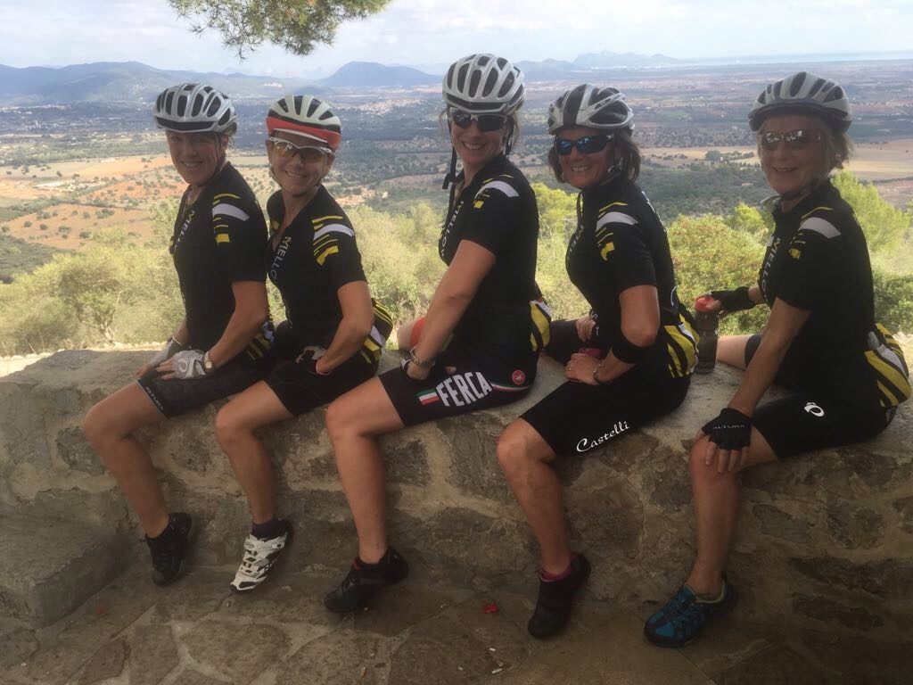Mellow Jersey - women sitting on a wall in cycling clothes