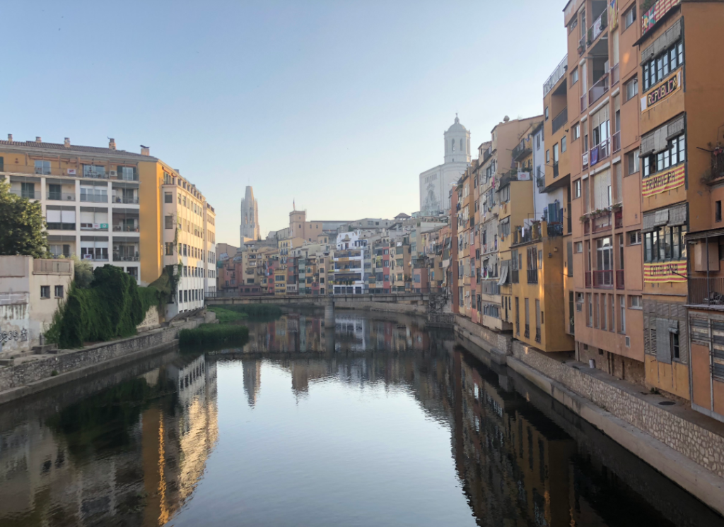 Sommet CC - a cityscape of Girona and its river 