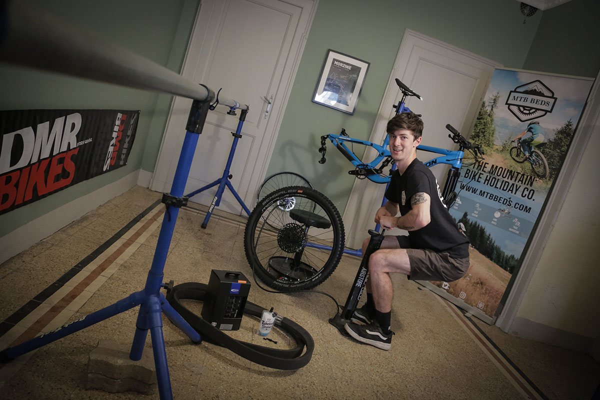 using a mountain bike tubeless tyre pump