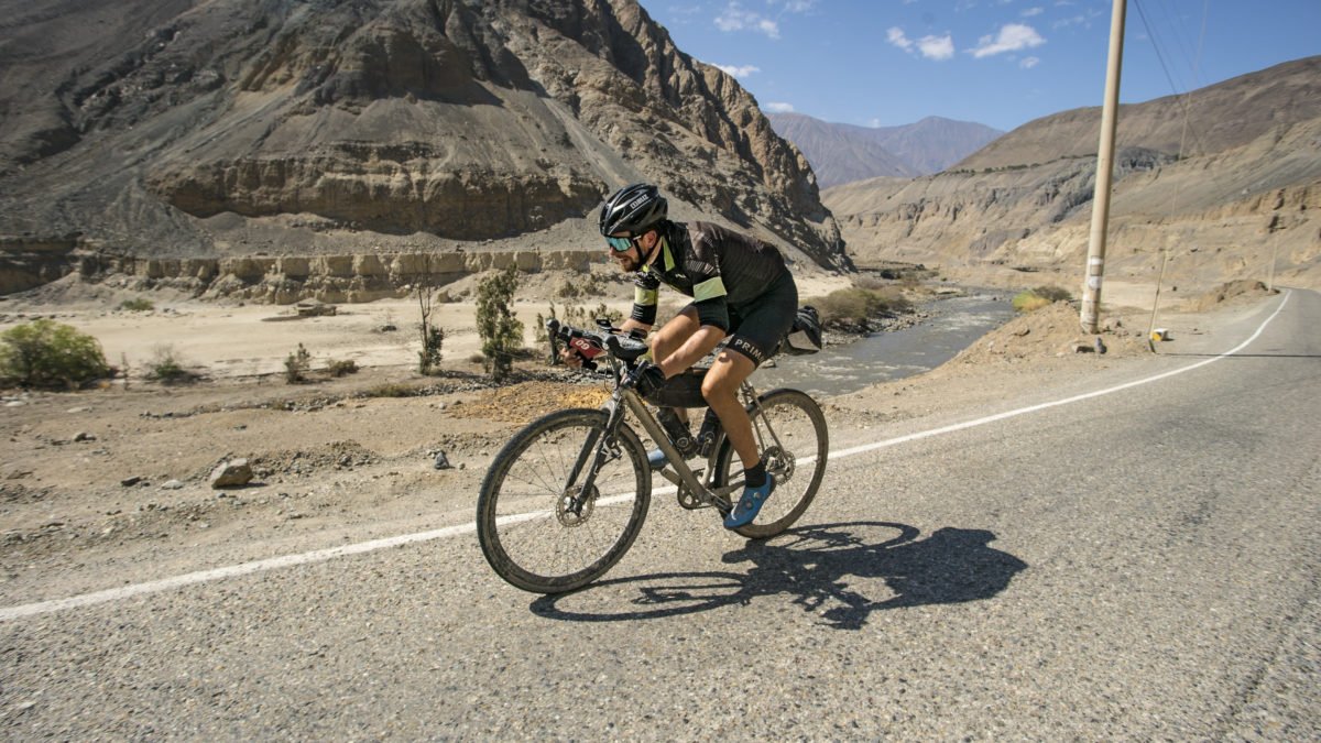 Cycling in Peru - Jonas putting the hammer down 