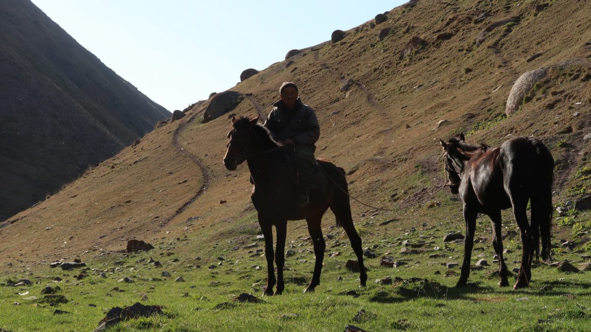 Local a caballo: ciclismo en Kirguistán