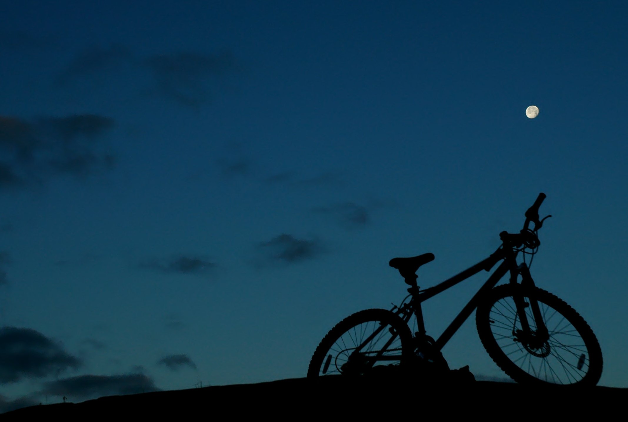 Off-road cycling in the dark – how to stay safe.