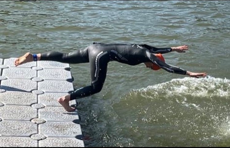 triathlete diving into the water